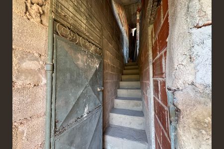 Casa para alugar com 75m², 2 quartos e 1 vaga Casa para alugar com 75m², 2 quartos e 1 vagaEscada para Segundo Andar