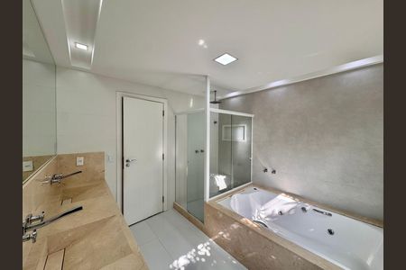 Casa de condomínio à venda com 364m², 4 quartos e 3 vagas Casa de condomínio à venda com 364m², 4 quartos e 3 vagasSuíte 1 - Banheiro