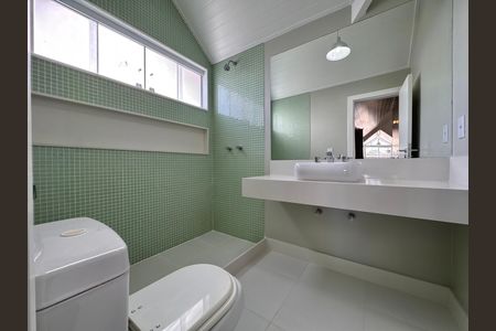Casa de condomínio à venda com 364m², 4 quartos e 3 vagas Casa de condomínio à venda com 364m², 4 quartos e 3 vagasBanheiro Social