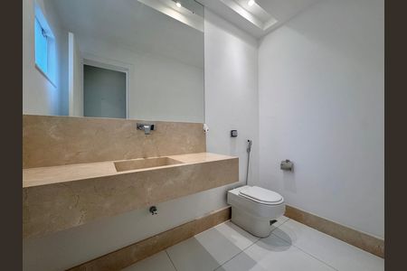 Casa de condomínio à venda com 364m², 4 quartos e 3 vagas Casa de condomínio à venda com 364m², 4 quartos e 3 vagasLavabo