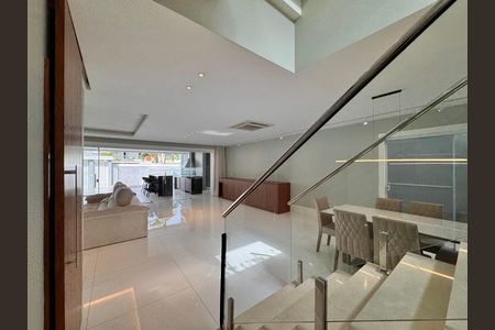 Casa de condomínio à venda com 364m², 4 quartos e 3 vagas Casa de condomínio à venda com 364m², 4 quartos e 3 vagasSala