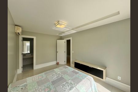 Casa de condomínio à venda com 364m², 4 quartos e 3 vagas Casa de condomínio à venda com 364m², 4 quartos e 3 vagasSuíte 3