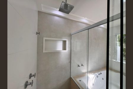 Casa de condomínio à venda com 364m², 4 quartos e 3 vagas Casa de condomínio à venda com 364m², 4 quartos e 3 vagasSuíte 2 - Banheiro