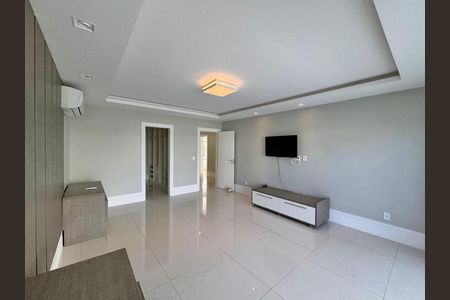 Casa de condomínio à venda com 364m², 4 quartos e 3 vagas Casa de condomínio à venda com 364m², 4 quartos e 3 vagasSuíte 1
