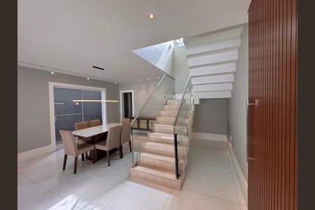Casa de condomínio à venda com 364m², 4 quartos e 3 vagas Casa de condomínio à venda com 364m², 4 quartos e 3 vagasSala