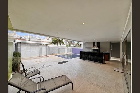 Casa de condomínio à venda com 364m², 4 quartos e 3 vagas Casa de condomínio à venda com 364m², 4 quartos e 3 vagasÁrea de Serviço