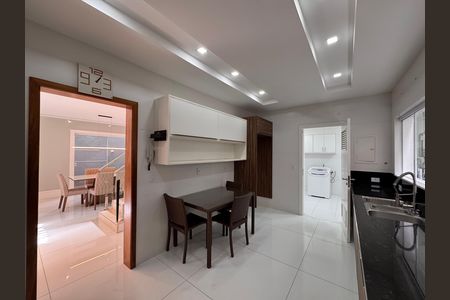Casa de condomínio à venda com 364m², 4 quartos e 3 vagas Casa de condomínio à venda com 364m², 4 quartos e 3 vagasCozinhaCozinha
