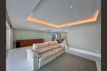 Casa de condomínio à venda com 364m², 4 quartos e 3 vagas Casa de condomínio à venda com 364m², 4 quartos e 3 vagasSala