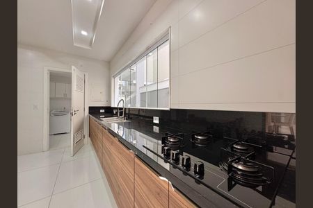 Casa de condomínio à venda com 364m², 4 quartos e 3 vagas Casa de condomínio à venda com 364m², 4 quartos e 3 vagasCozinha