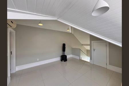 Casa de condomínio à venda com 364m², 4 quartos e 3 vagas Casa de condomínio à venda com 364m², 4 quartos e 3 vagasSalão