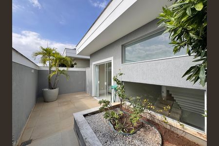 Casa de condomínio à venda com 364m², 4 quartos e 3 vagas Casa de condomínio à venda com 364m², 4 quartos e 3 vagasSuíte 3 - Varanda
