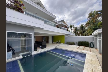Casa de condomínio à venda com 364m², 4 quartos e 3 vagas Casa de condomínio à venda com 364m², 4 quartos e 3 vagasÁrea de Serviço