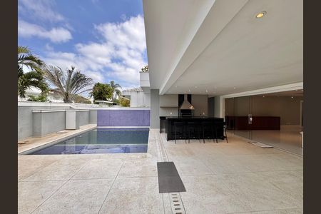 Casa de condomínio à venda com 364m², 4 quartos e 3 vagas Casa de condomínio à venda com 364m², 4 quartos e 3 vagasÁrea de Serviço