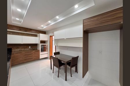 Casa de condomínio à venda com 364m², 4 quartos e 3 vagas Casa de condomínio à venda com 364m², 4 quartos e 3 vagasCozinha