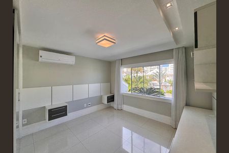 Casa de condomínio à venda com 364m², 4 quartos e 3 vagas Casa de condomínio à venda com 364m², 4 quartos e 3 vagasSuíte 2