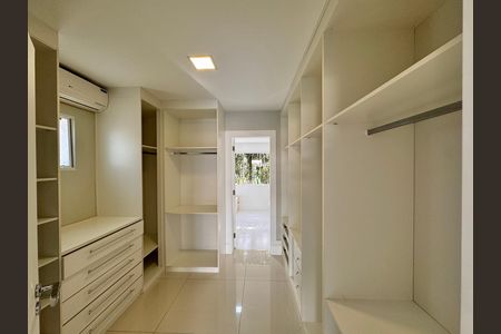 Casa de condomínio à venda com 364m², 4 quartos e 3 vagas Casa de condomínio à venda com 364m², 4 quartos e 3 vagasSuíte 1 - Closet