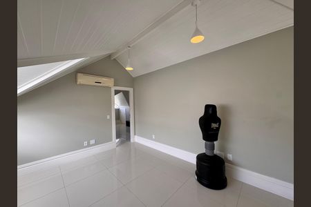Casa de condomínio à venda com 364m², 4 quartos e 3 vagas Casa de condomínio à venda com 364m², 4 quartos e 3 vagasSalão