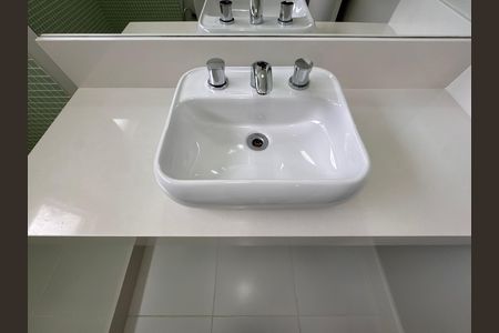 Casa de condomínio à venda com 364m², 4 quartos e 3 vagas Casa de condomínio à venda com 364m², 4 quartos e 3 vagasBanheiro Social
