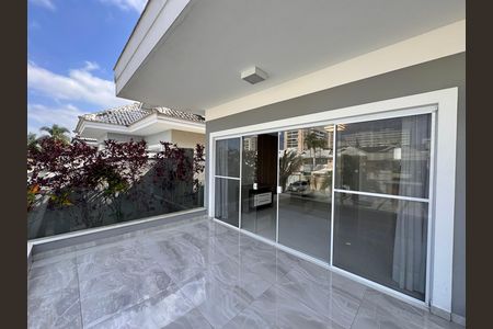 Casa de condomínio à venda com 364m², 4 quartos e 3 vagas Casa de condomínio à venda com 364m², 4 quartos e 3 vagasSuíte 1 - Varanda