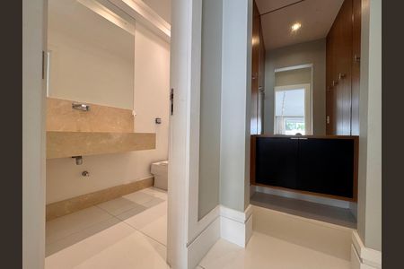 Casa de condomínio à venda com 364m², 4 quartos e 3 vagas Casa de condomínio à venda com 364m², 4 quartos e 3 vagasLavabo