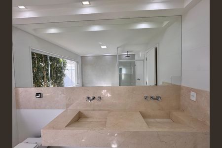 Casa de condomínio à venda com 364m², 4 quartos e 3 vagas Casa de condomínio à venda com 364m², 4 quartos e 3 vagasSuíte 1 - Banheiro