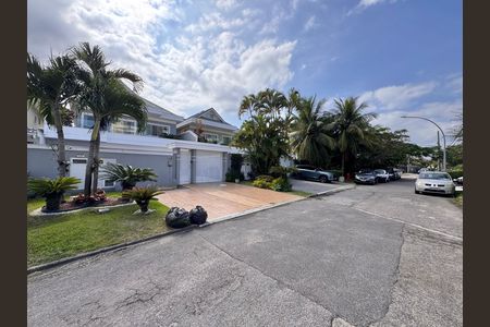 Casa de condomínio à venda com 364m², 4 quartos e 3 vagas Casa de condomínio à venda com 364m², 4 quartos e 3 vagasFachada