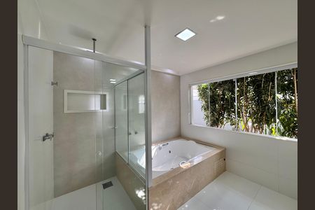 Casa de condomínio à venda com 364m², 4 quartos e 3 vagas Casa de condomínio à venda com 364m², 4 quartos e 3 vagasSuíte 1 - Banheiro