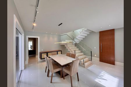 Casa de condomínio à venda com 364m², 4 quartos e 3 vagas Casa de condomínio à venda com 364m², 4 quartos e 3 vagasSala