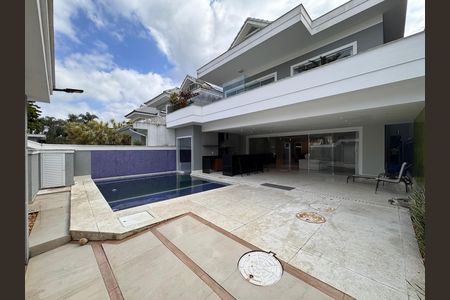 Casa de condomínio à venda com 364m², 4 quartos e 3 vagas Casa de condomínio à venda com 364m², 4 quartos e 3 vagasÁrea de Serviço