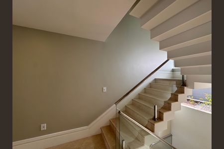 Casa de condomínio à venda com 364m², 4 quartos e 3 vagas Casa de condomínio à venda com 364m², 4 quartos e 3 vagasCorredor