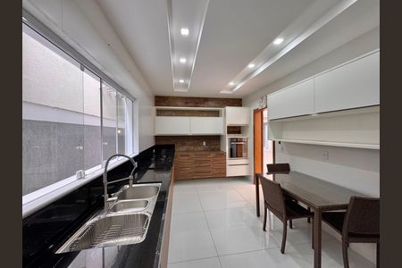 Casa de condomínio à venda com 364m², 4 quartos e 3 vagas Casa de condomínio à venda com 364m², 4 quartos e 3 vagasCozinha