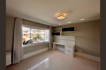 Casa de condomínio à venda com 364m², 4 quartos e 3 vagas Casa de condomínio à venda com 364m², 4 quartos e 3 vagasSuíte 2