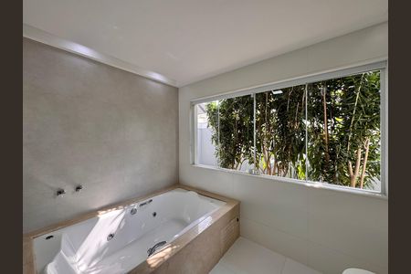 Casa de condomínio à venda com 364m², 4 quartos e 3 vagas Casa de condomínio à venda com 364m², 4 quartos e 3 vagasSuíte 1 - Banheiro
