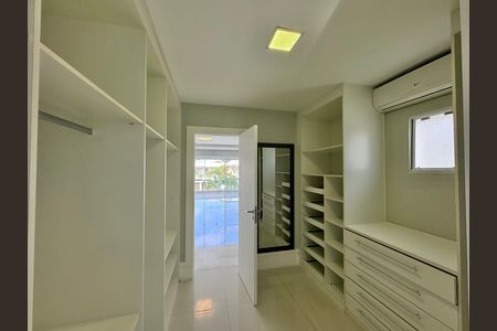 Casa de condomínio à venda com 364m², 4 quartos e 3 vagas Casa de condomínio à venda com 364m², 4 quartos e 3 vagasSuíte 1 - Closet