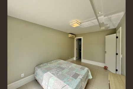 Casa de condomínio à venda com 364m², 4 quartos e 3 vagas Casa de condomínio à venda com 364m², 4 quartos e 3 vagasSuíte 3