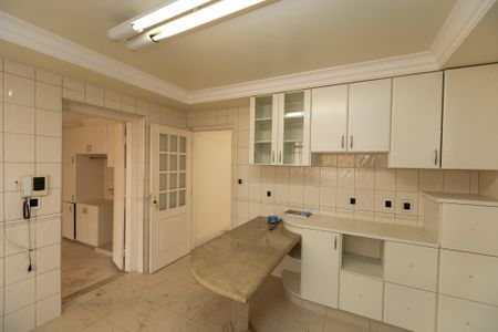 Casa para alugar com 380m², 4 quartos e 2 vagas Casa para alugar com 380m², 4 quartos e 2 vagasCOZINHA