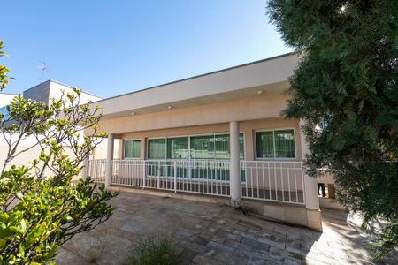 Casa para alugar com 380m², 4 quartos e 2 vagas Casa para alugar com 380m², 4 quartos e 2 vagasFRENTE DO IMÓVEL