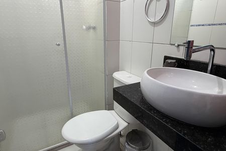 Banheiro de apartamento para alugar com 3 quartos, 79m² em Areia Branca, Santos