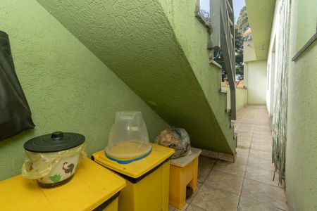Casa para alugar com 376m², 4 quartos e sem vaga Casa para alugar com 376m², 4 quartos e sem vagaEscada de acesso terraço