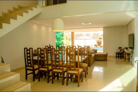 Casa de condomínio à venda com 280m², 5 quartos e 4 vagas Casa de condomínio à venda com 280m², 5 quartos e 4 vagasSala