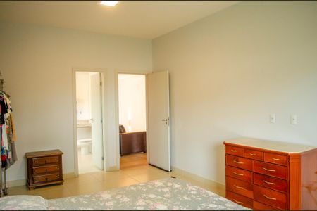 Casa de condomínio à venda com 280m², 5 quartos e 4 vagas Casa de condomínio à venda com 280m², 5 quartos e 4 vagasSuíte 4