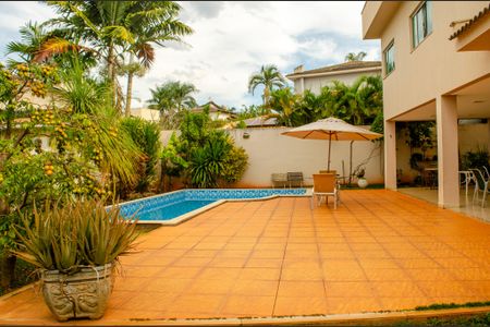 Piscina de casa de condomínio à venda com 5 quartos, 280m² em Loteamento Portal do Sol I, Goiânia