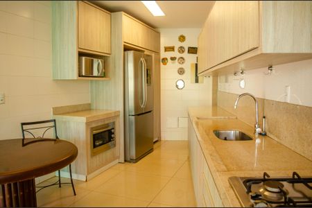 Casa de condomínio à venda com 280m², 5 quartos e 4 vagas Casa de condomínio à venda com 280m², 5 quartos e 4 vagasCozinha