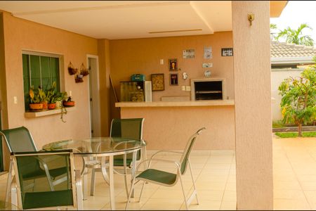 Casa de condomínio à venda com 280m², 5 quartos e 4 vagas Casa de condomínio à venda com 280m², 5 quartos e 4 vagasQuintal
