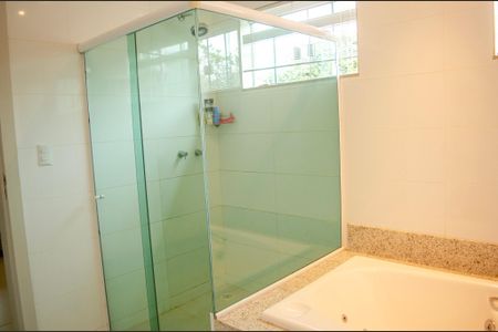 Banheiro da Suíte 4 de casa de condomínio à venda com 5 quartos, 280m² em Loteamento Portal do Sol I, Goiânia
