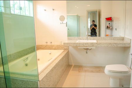 Casa de condomínio à venda com 280m², 5 quartos e 4 vagas Casa de condomínio à venda com 280m², 5 quartos e 4 vagasBanheiro da Suíte 4