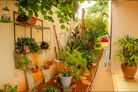 Casa de condomínio à venda com 280m², 5 quartos e 4 vagas Casa de condomínio à venda com 280m², 5 quartos e 4 vagasQuintal