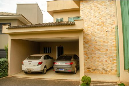 Garagem de casa de condomínio à venda com 5 quartos, 280m² em Loteamento Portal do Sol I, Goiânia