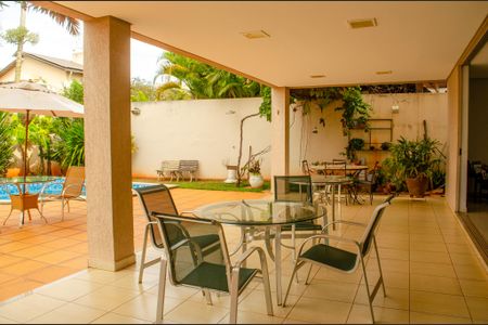 Casa de condomínio à venda com 280m², 5 quartos e 4 vagas Casa de condomínio à venda com 280m², 5 quartos e 4 vagasQuintal