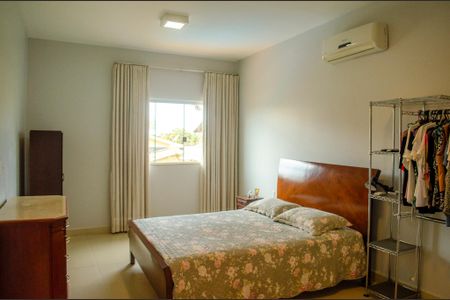 Casa de condomínio à venda com 280m², 5 quartos e 4 vagas Casa de condomínio à venda com 280m², 5 quartos e 4 vagasSuíte 4